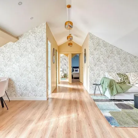 Apartment 3 Bedroom At Commerce 15 With Ac For 6 Pers Paris