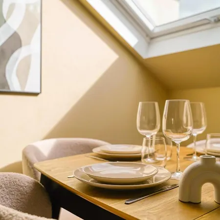 Apartment 3 Bedroom At Commerce 15 With Ac For 6 Pers